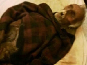 1 yıl boyunca kocasının cesediyle uyudu