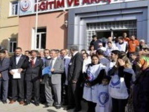 Hamile doktorun karnına tekme attı