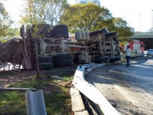 Virajı alamayan beton mikseri devrildi
