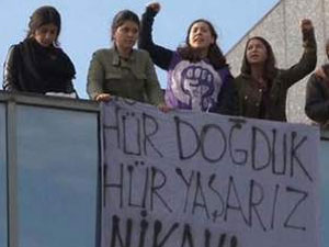 Kadınlar evlendirme dairesini bastı