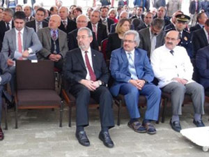 Dekan açılışa sandaletle katıldı