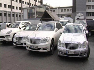 Oto Galeri değil, emniyetin bahçesi