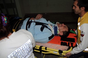 Kamyonet polise çarptı!