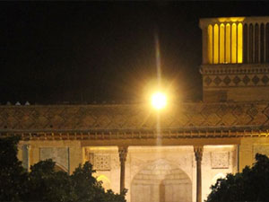 Türbe avlusu mezarlarla kaplı