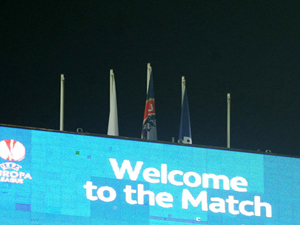 Avni Aker'de bayrak krizi çözüldü!