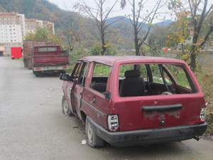Trabzon'da yol kenarında hurda mezarlığı!