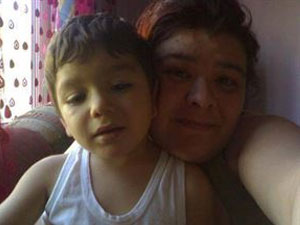 3 yaşındaki çocuğu döverek öldürdüler