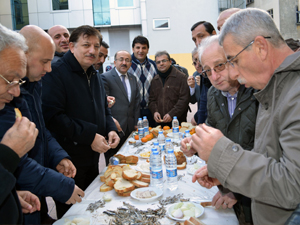 Başkan Gümrükçüoğlu'nun hamsi keyfi