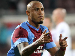 Henrique Drogba'yı solladı