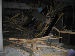 Stadyum inşaatının iskelesi çöktü!