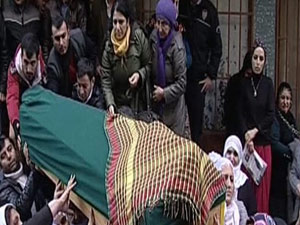 Cenazeyi kadınlar omuzladı!..