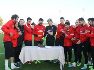 Onur'a sürpriz doğum günü