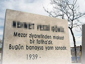 Eski bakan kendine mezar yaptırdı