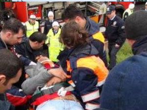 Takla atan minibüste mahsur kaldı