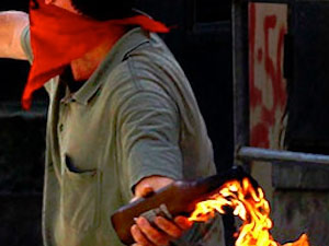 Türklerin oturduğu binaya molotoflu saldırı