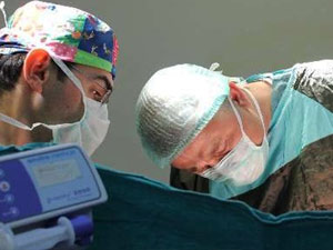 Beyin ameliyatı yapıldığı sırada konuştu