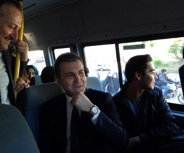 Bakan, toplantıya dolmuşla gitti!