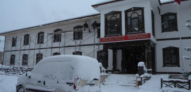 Kar kış demeden ekmek parası için çalışıyorlar