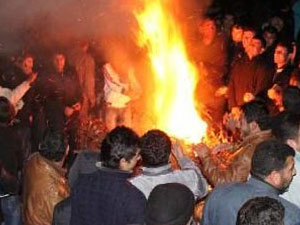 Köylüler trafo basıp araçları yaktı