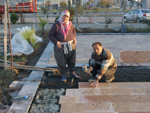 Ekmeğini mermerden çıkarıyor