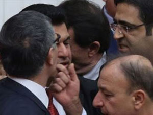 Meclis'te yumruk yumruğa kavga