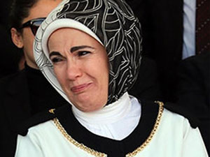 Emine Erdoğan'a Twitter'dan küfür etti!