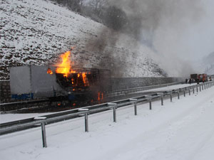 Buzda kayarak çarpışan 4 araç yandı !
