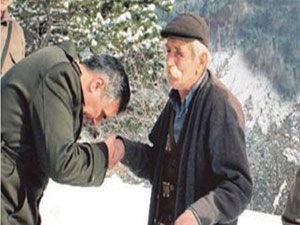 Bu babanın eli öpülür !