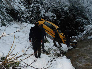 Trabzon'da taksi dereye uçtu
