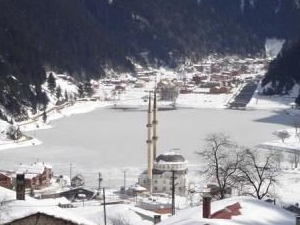 Uzungöl tamamen dondu