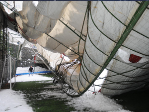 Rize'de halısaha kara dayanamadı
