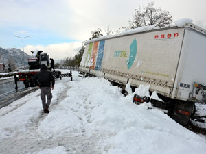Tır denize düşmekten son anda kurtuldu !