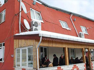 Üst katı çöktü alt katında oynadılar!