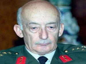 Teoman Koman yaşamını yitirdi