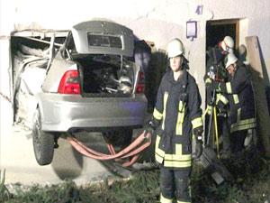 Otomobil 15 metre uçarak oturma odasına girdi