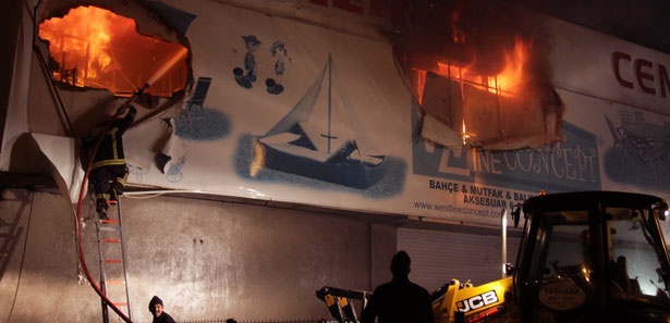 Yangını izlerken kaza yaptı!