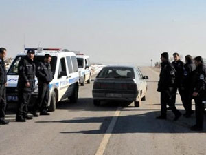 Polisten kaçarken 14 kg esrarı yola saçtılar