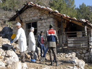 Eşini, kayınpederini ve kayınvalidesini öldürdü