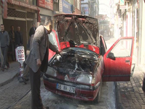 Alev alan otomobili esnaflar söndürdü