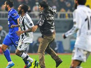 O taraftar sahaya neden girdi?