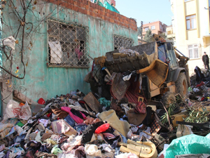 Evden 10 kamyon çöp çıktı!