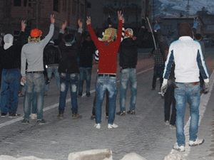 Yüzü maskeli kişiler bir minibüsü kundaklandı