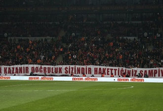 Arena'da TS'ye sürpriz pankartlar