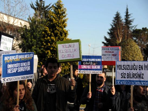 KTÜ'lü öğrencilerden yolsuzluk tepkisi!