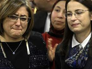 Eski bakan gözyaşlarını tutamadı