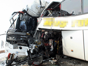 Otobüsler kafa kafaya çarpıştı: 4 ölü, 18 yaralı
