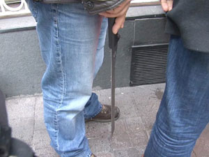 Palalı gitti döner bıçaklı saldırgan geldi!