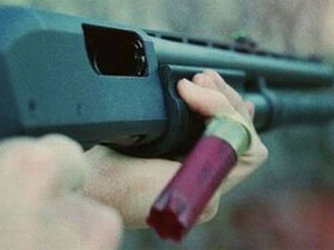 Tüfek kullanmayı öğrenirken...