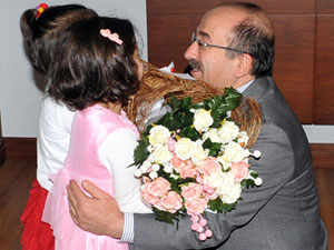 Minik öğrencilerden Başkan Gümrükçüoğlu'na teşekkür