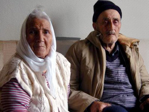 Evleri yanan yaşlı çifte adeta yardım yağdı!